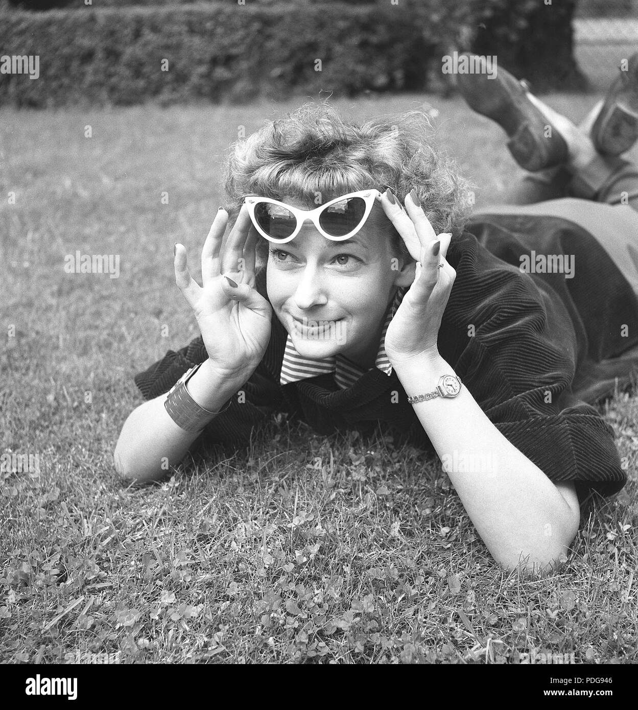 1950s woman glasses Banque de photographies et d'images à haute résolution  - Alamy