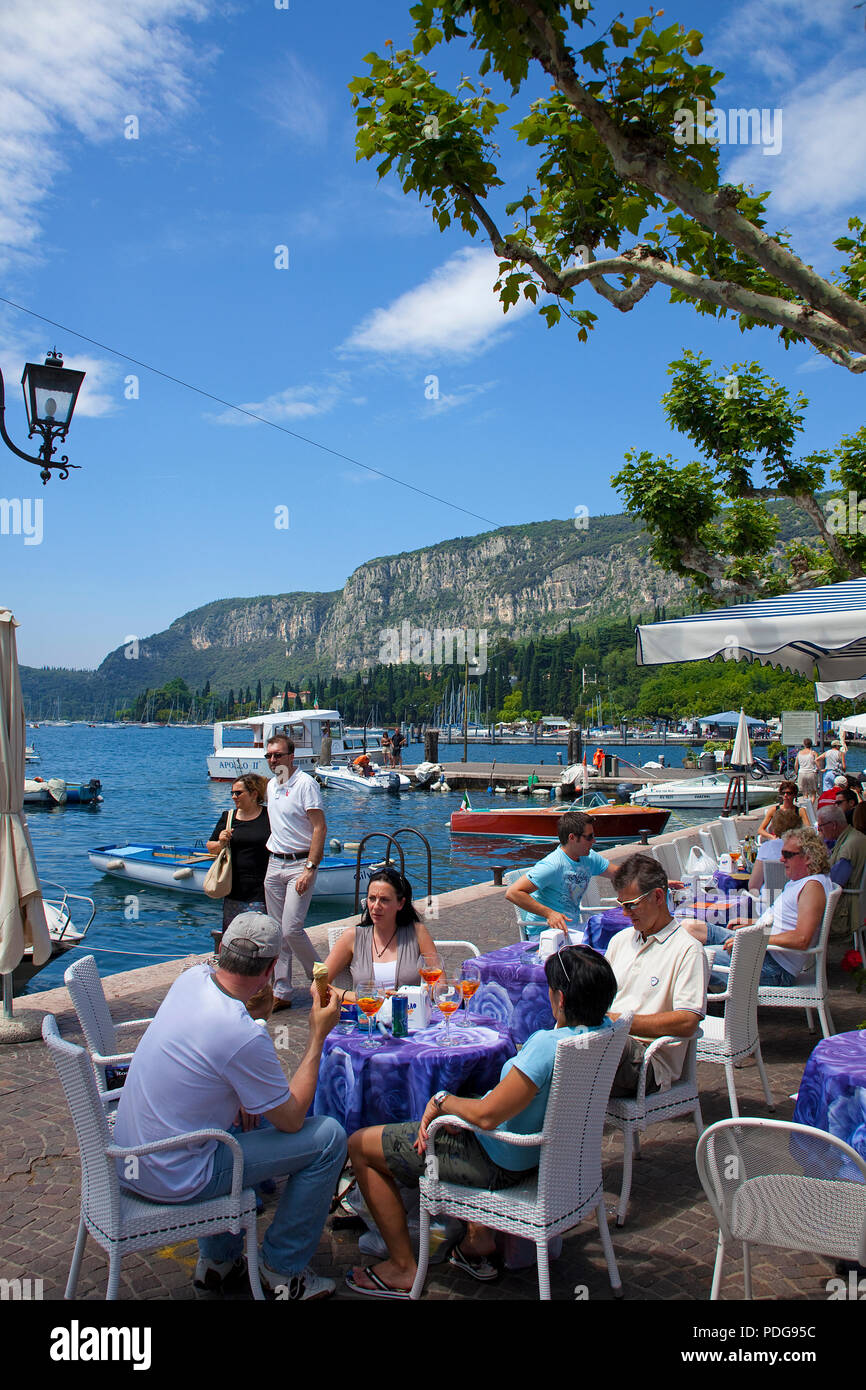 Personnes dans un café au bord du lac de Garde, promenade, province de Vérone, Lac de Garde, Italie Banque D'Images
