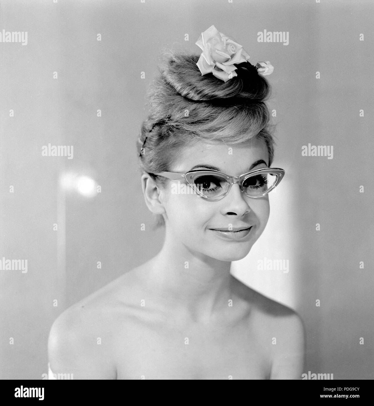 1960 verres. Une jeune femme dans les verres et les arcs janvier 1961. Nom Monica Flodqvist Modèles Banque D'Images
