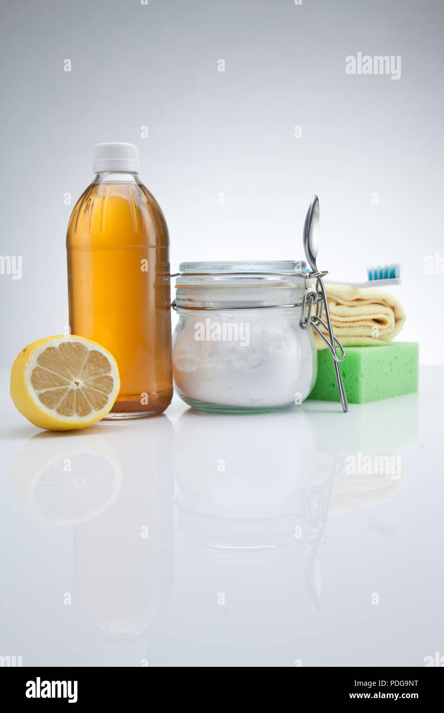 Nettoyants naturels respectueux de l'environnement. Le vinaigre, le bicarbonate de soude et du citron sur fond blanc. Nettoyage vert maison with Copy space Banque D'Images