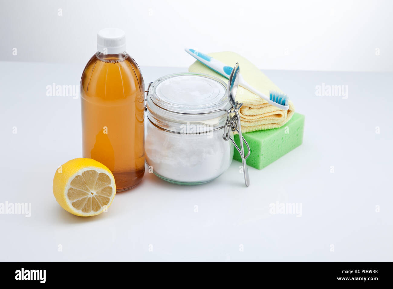 Nettoyants naturels respectueux de l'environnement. Le vinaigre, le bicarbonate de soude et du citron sur fond blanc. Nettoyage vert maison with Copy space Banque D'Images