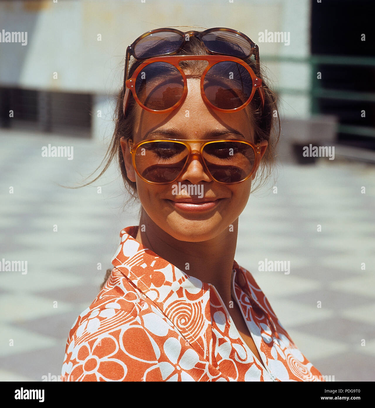 1960 verres. De l'été 69. La jeune femme fashion modèle porte cette années  modèles de lunettes et accessoires. Référence de l'annonce25-12 1969 Photo  Stock - Alamy