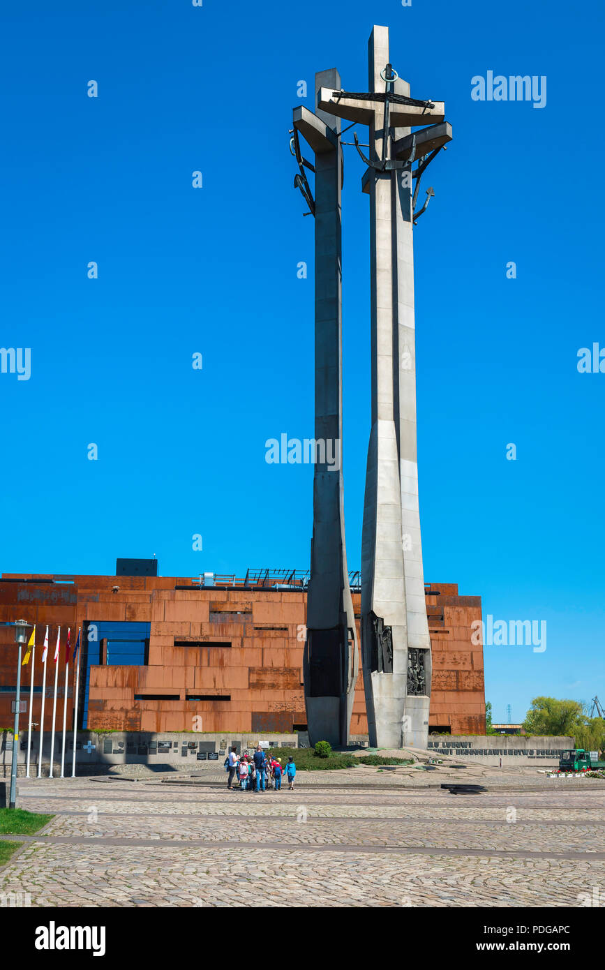 Vue sur les 42 mètres de haut monument aux morts les travailleurs des chantiers navals de Gdansk, avec le Centre européen de solidarité à l'arrière du bâtiment, en Pologne. Banque D'Images