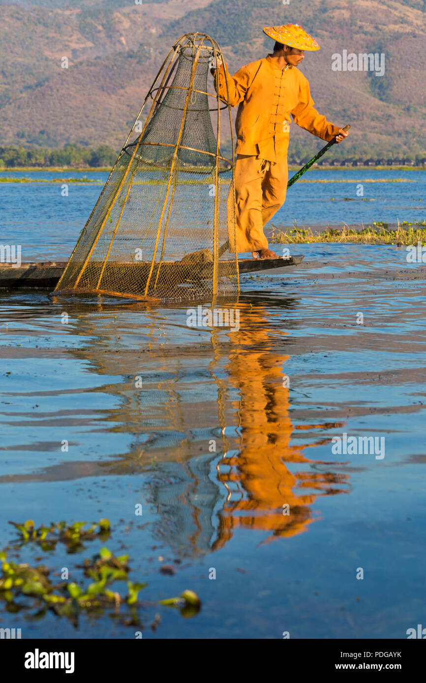 En février, Intha Leg rameur pêcheur à Shan State, Inle Lake, Myanmar (Birmanie), Asie Banque D'Images