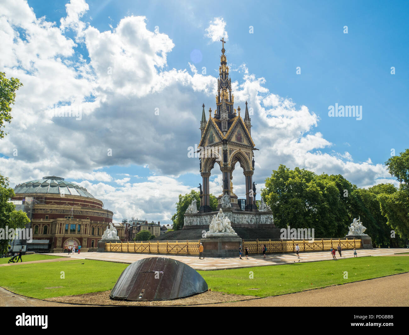 Le Renaissance gothique a été conçu comme Albert Memorial dans les jardins de Kensington avec le Royal Albert (concert) Hall à gauche, South Kensington, Londres, Angleterre. Banque D'Images