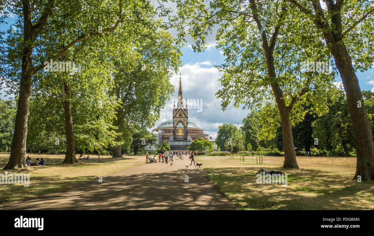 Le style néo-gothique Albert Memorial dans les jardins de Kensington et le Royal Albert Hall (Concert) derrière, South Kensington, Londres, Angleterre Banque D'Images