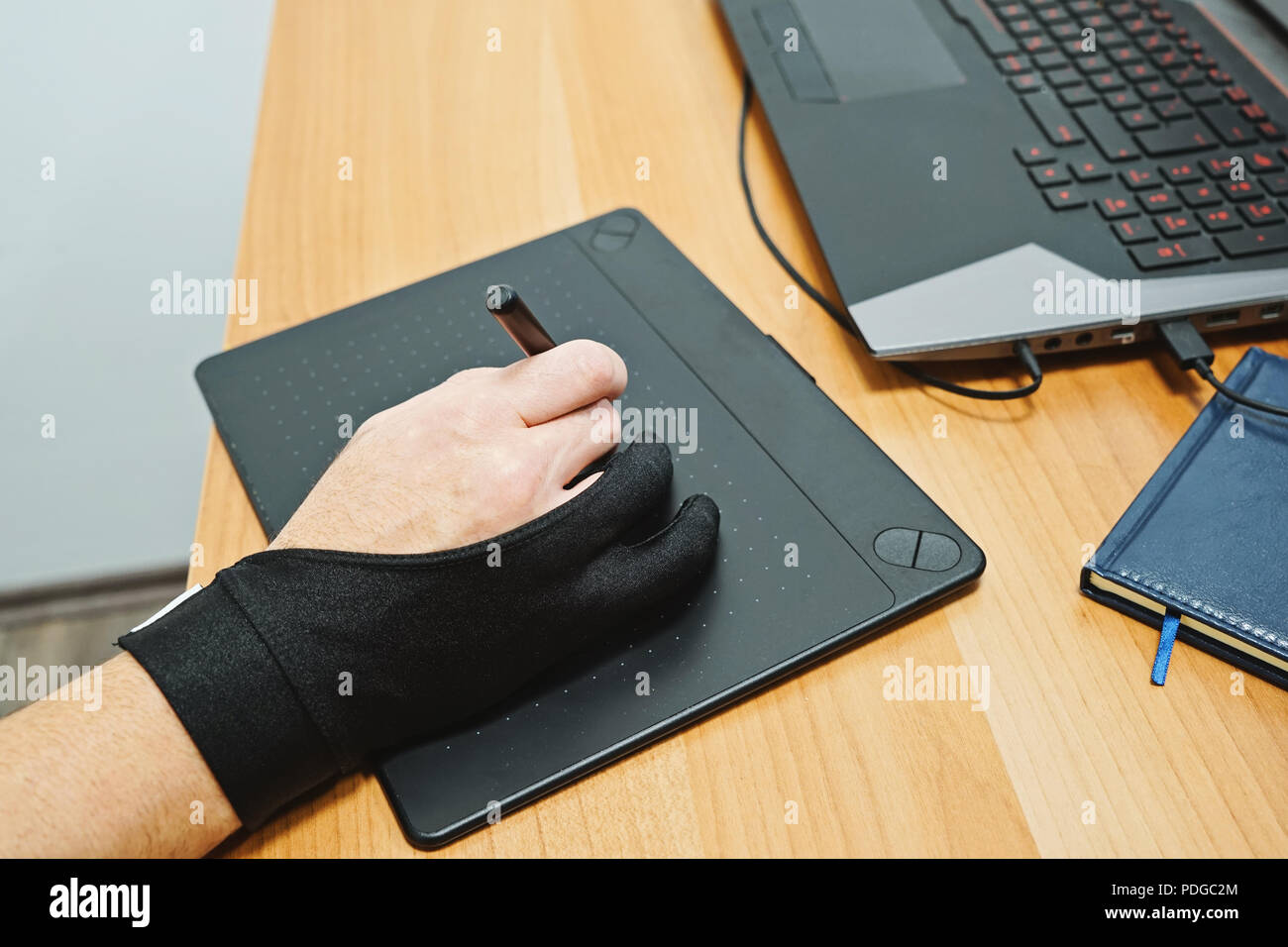 Homme designer freelancer utilisation tablette graphique avec écran tactile et stylet in office Banque D'Images