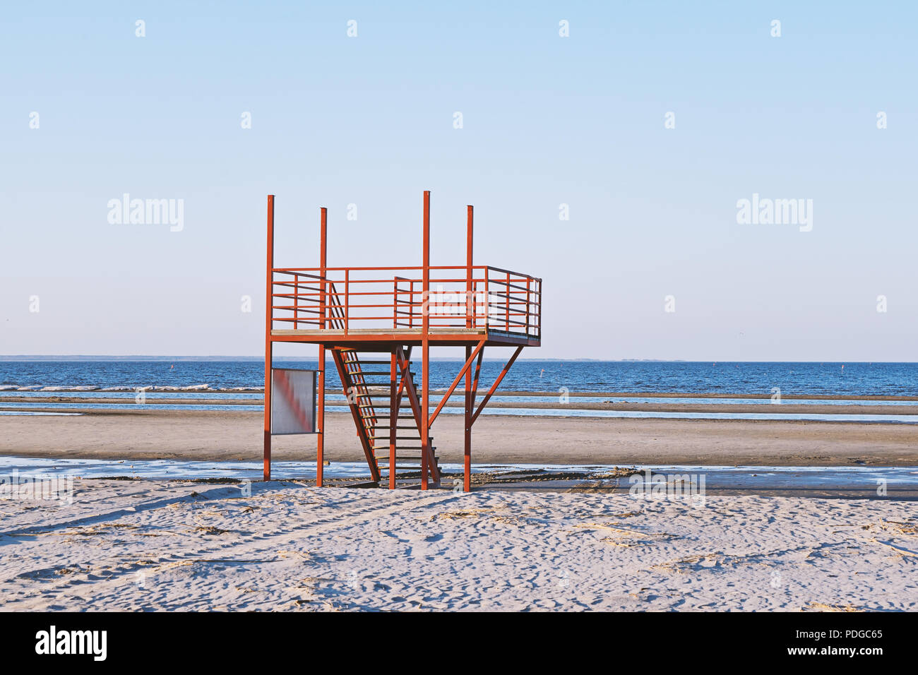 Vue sur plage de sable fin avec vide rouge lifeguard station tour moderne sur fond de ciel bleu dans la plage de Parnu, Estonie Banque D'Images