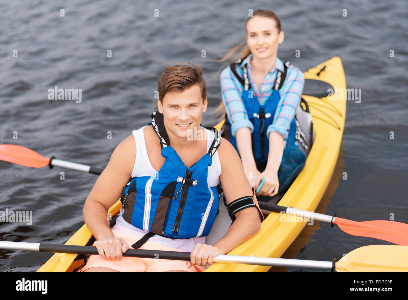 Bel homme bénéficiant d'activité sportive tandis que l'aviron en canoe Banque D'Images