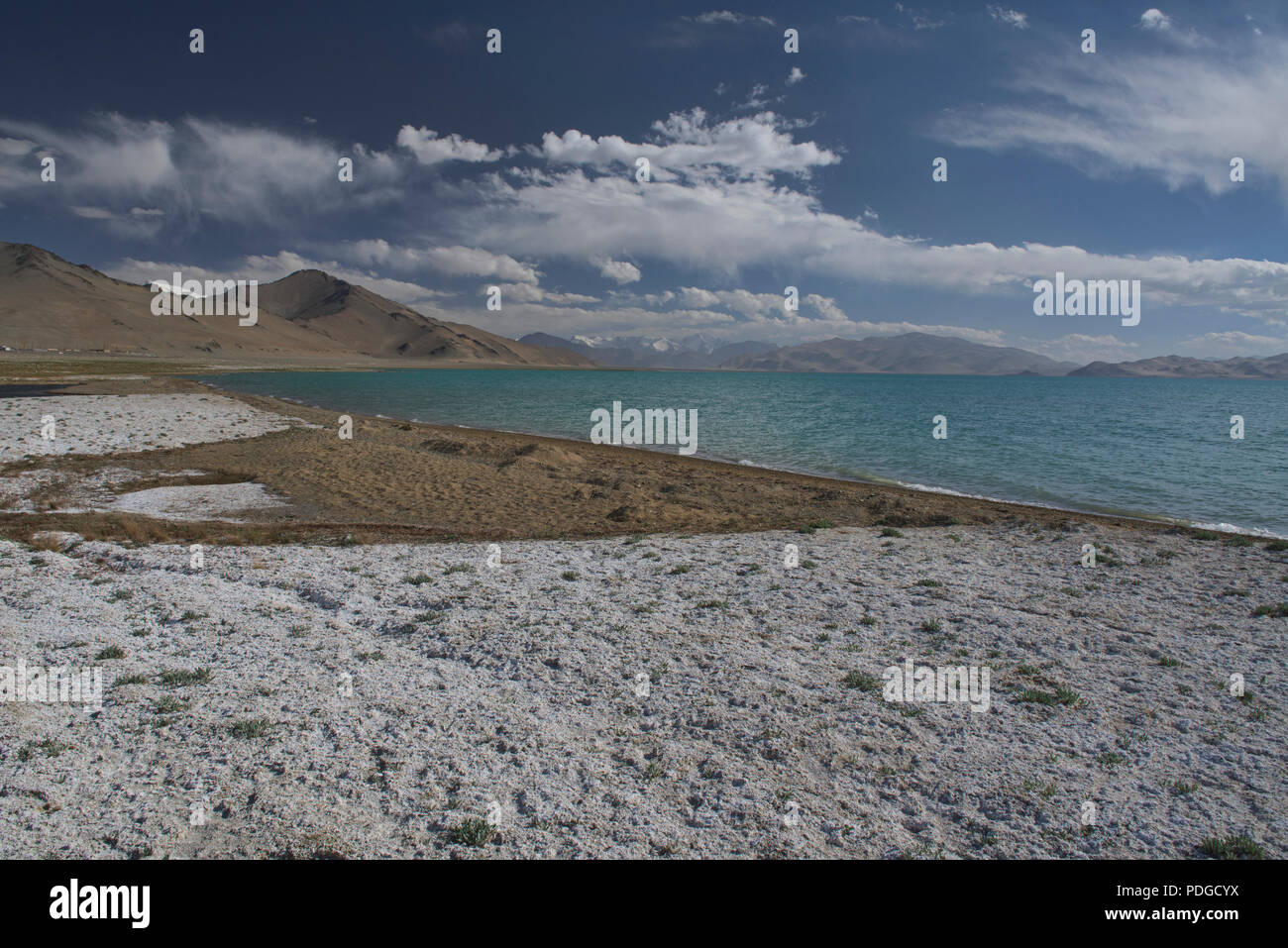 Aux côtés des dépôts de sel sur le lac Karakul Route du Pamir, Tadjikistan, du Haut-Badakhchan. Banque D'Images