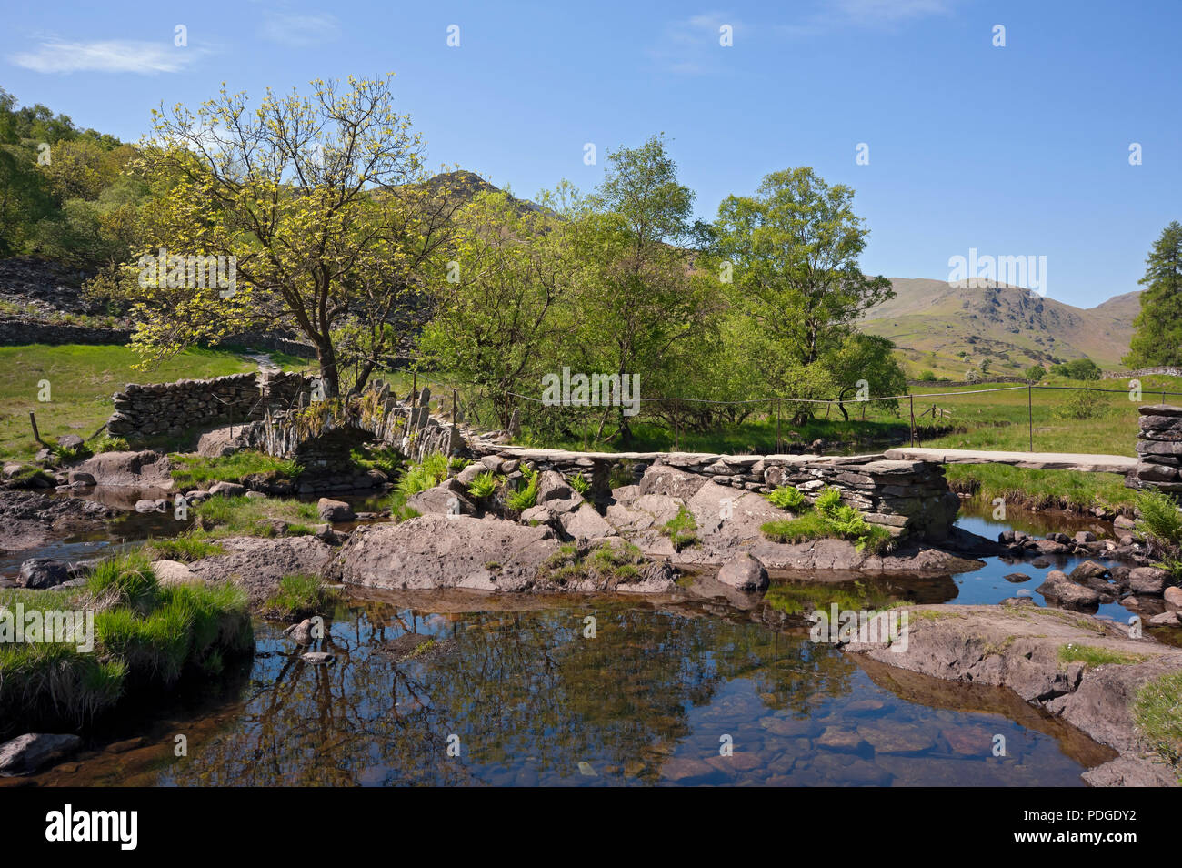 Slaters Bridge en été Little Langdale Lake District National Park Cumbria Angleterre Royaume-Uni Grande-Bretagne Banque D'Images