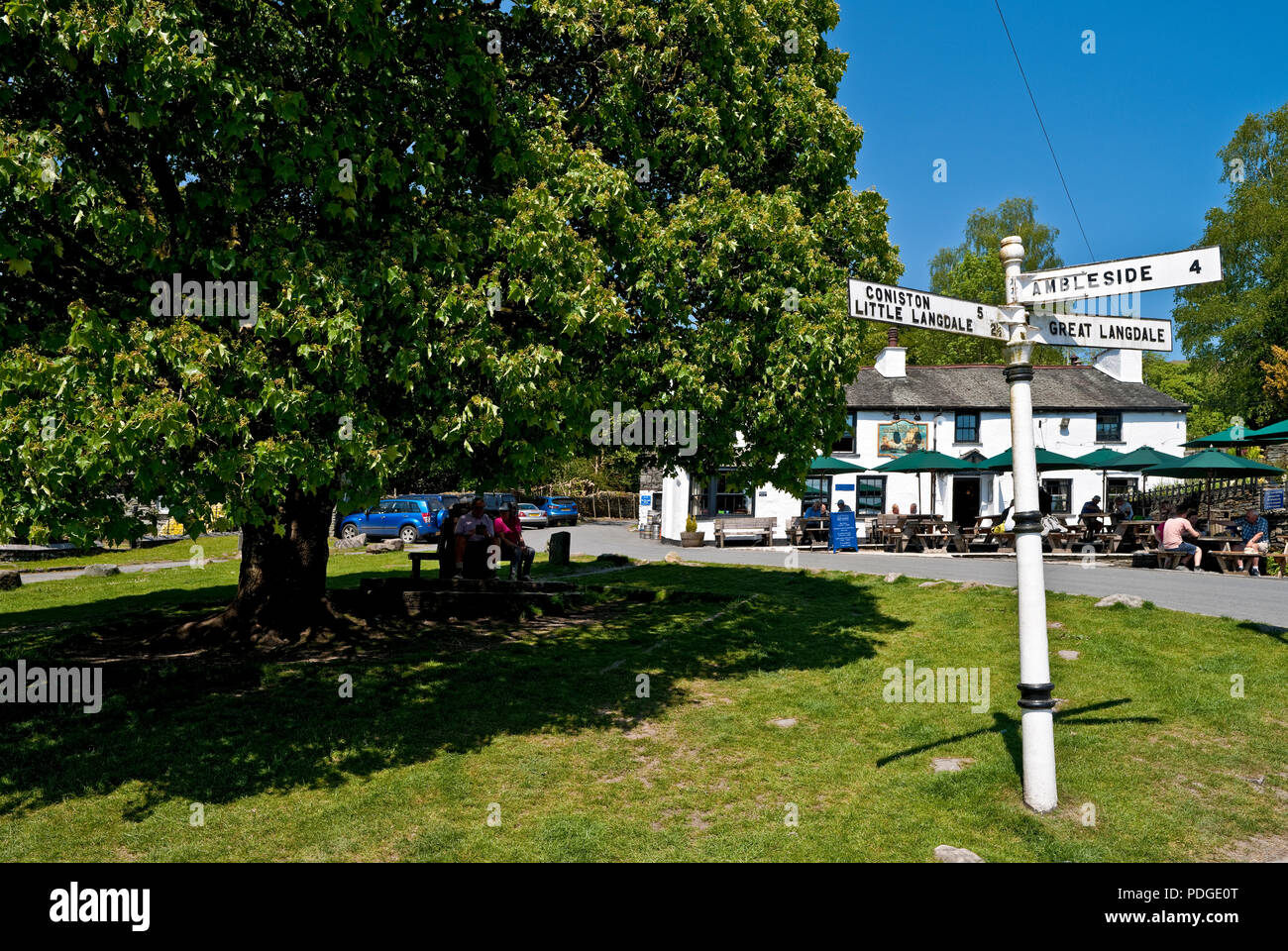 Le Britannia Inn village pub en été Elterwater Langdale Lake District National Park Cumbria Angleterre Royaume-Uni Grande-Bretagne Banque D'Images