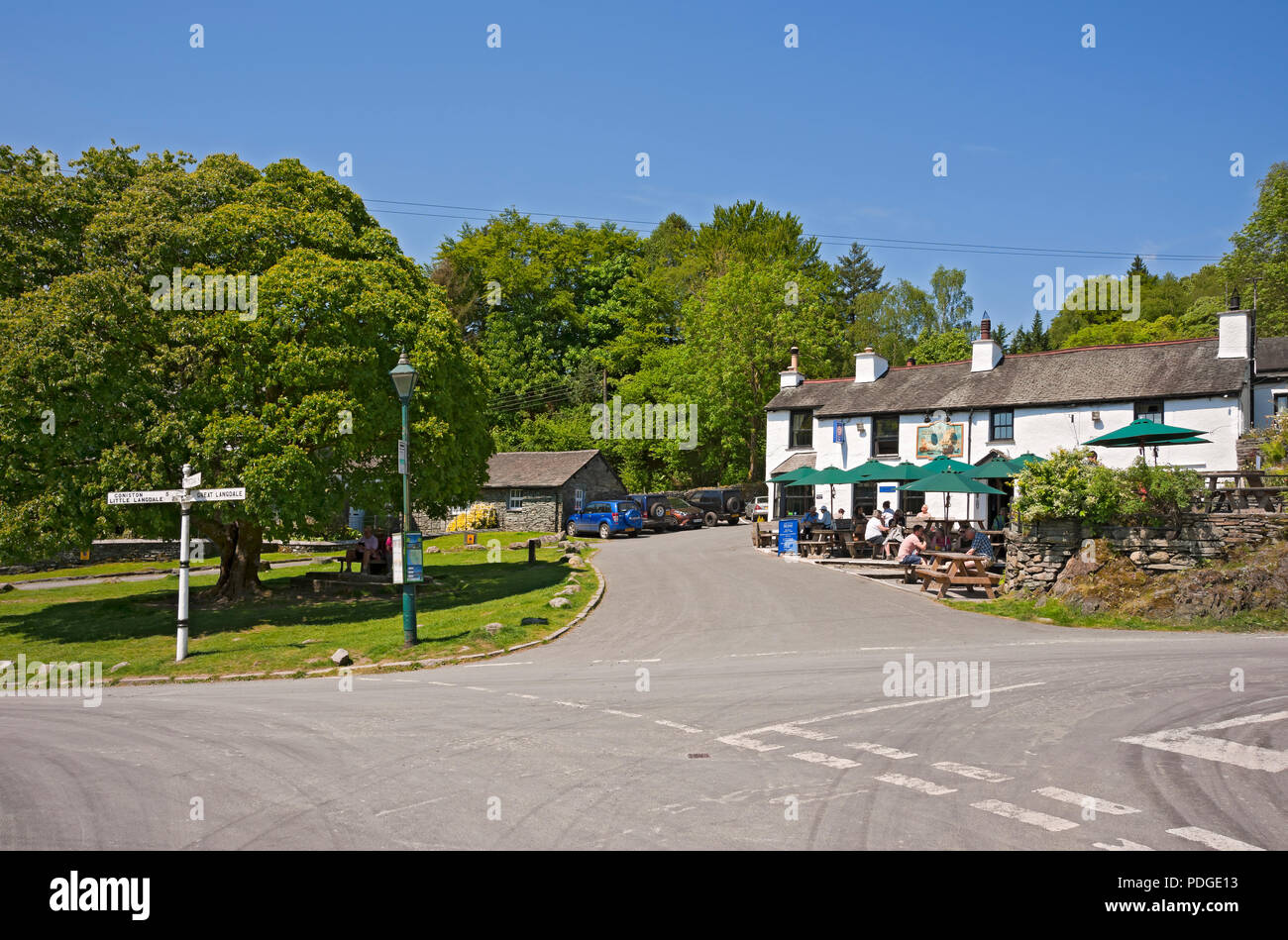 Le Britannia Inn village pub en été Elterwater Lake District National Park Cumbria Angleterre Royaume-Uni Grande-Bretagne Banque D'Images