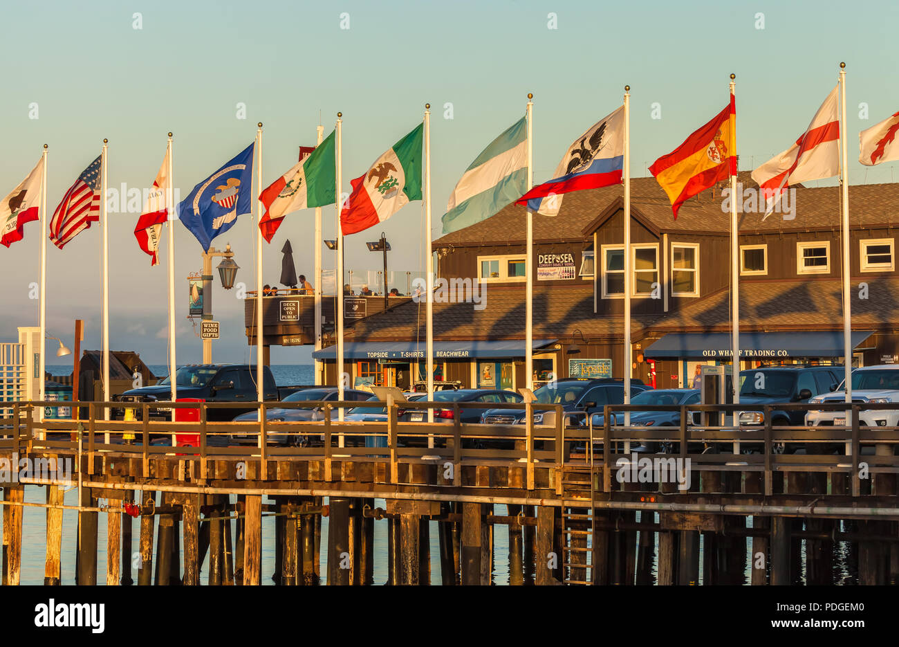 Drapeaux du monde voler à Stearns Wharf à Santa Barbara, Californie, États-Unis. Banque D'Images