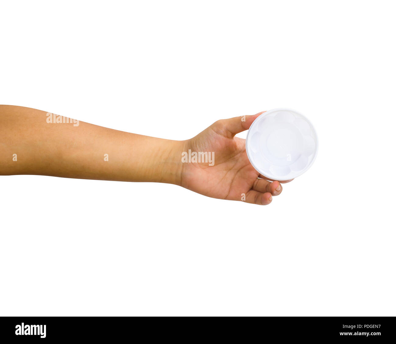La main coupée de personne holding white ice cream bowl contre fond blanc inclus chemin de détourage. Banque D'Images
