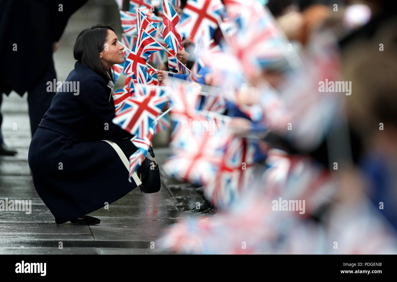 Le prince Harry et Mme Meghan Markle sont accueillis par les enfants de l'école qu'ils arrivent à point pour le millénaire à Birmingham Banque D'Images