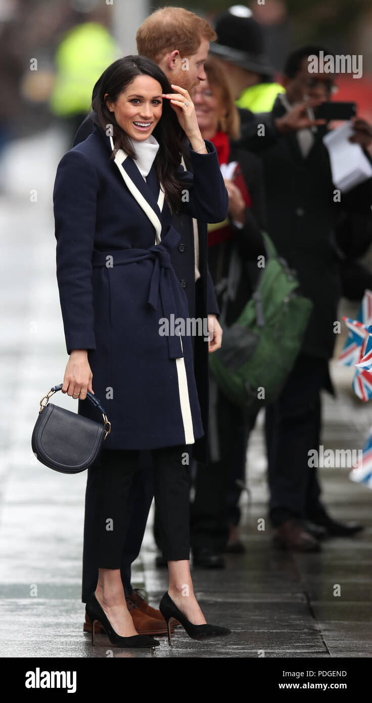 Le prince Harry et Mme Meghan Markle sont accueillis par les enfants de l'école qu'ils arrivent à point pour le millénaire à Birmingham Banque D'Images