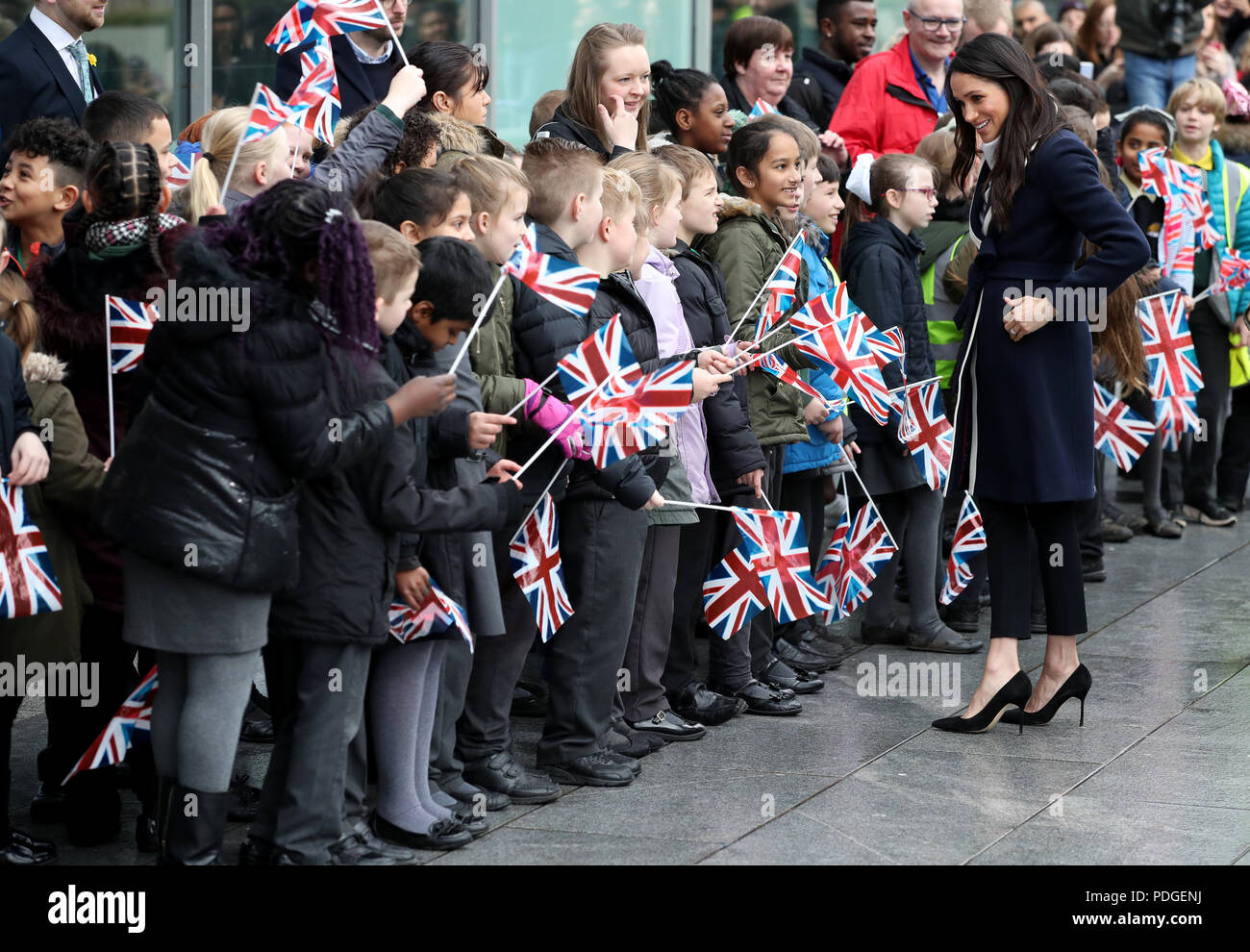 Le prince Harry et Mme Meghan Markle sont accueillis par les enfants de l'école qu'ils arrivent à point pour le millénaire à Birmingham Banque D'Images