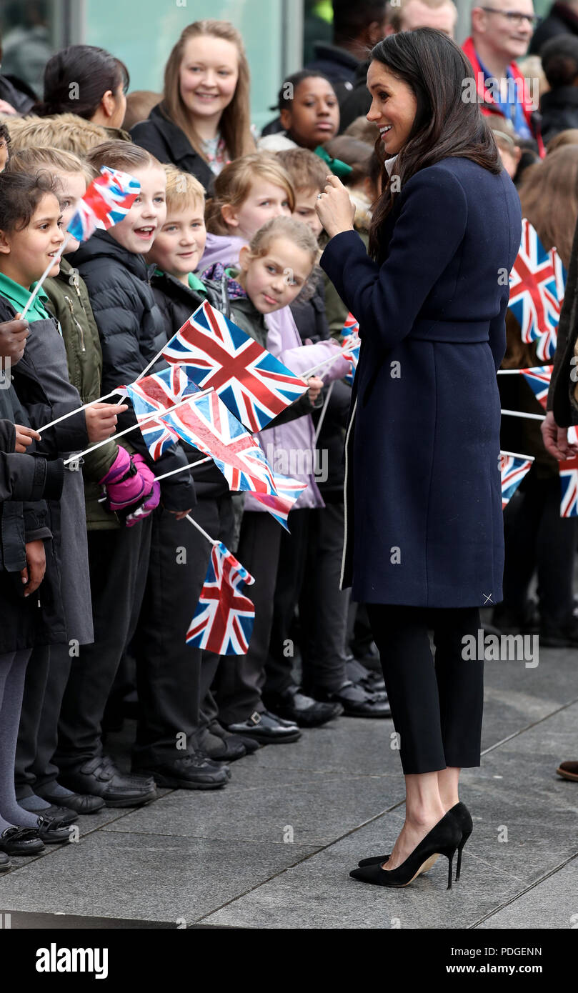 Le prince Harry et Mme Meghan Markle sont accueillis par les enfants de l'école qu'ils arrivent à point pour le millénaire à Birmingham Banque D'Images