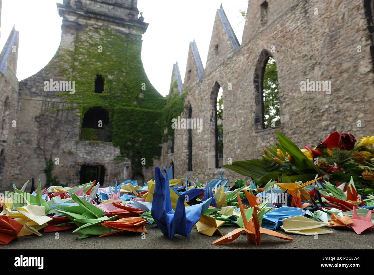 Des Atombombenabwurfs Gedenktag auf Hiroshima en ruine der Aegidienkirche Hannover. Banque D'Images