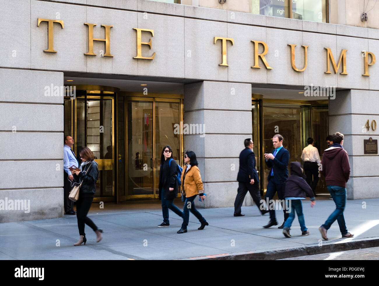 Les personnes qui s'y passé le Trump Building, 40 Wall Street, Manhattan, New York, USA Banque D'Images