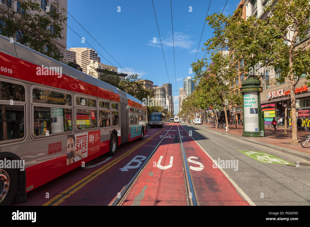 Voie réservée sur la rue du marché à San Francisco, California, United States Banque D'Images