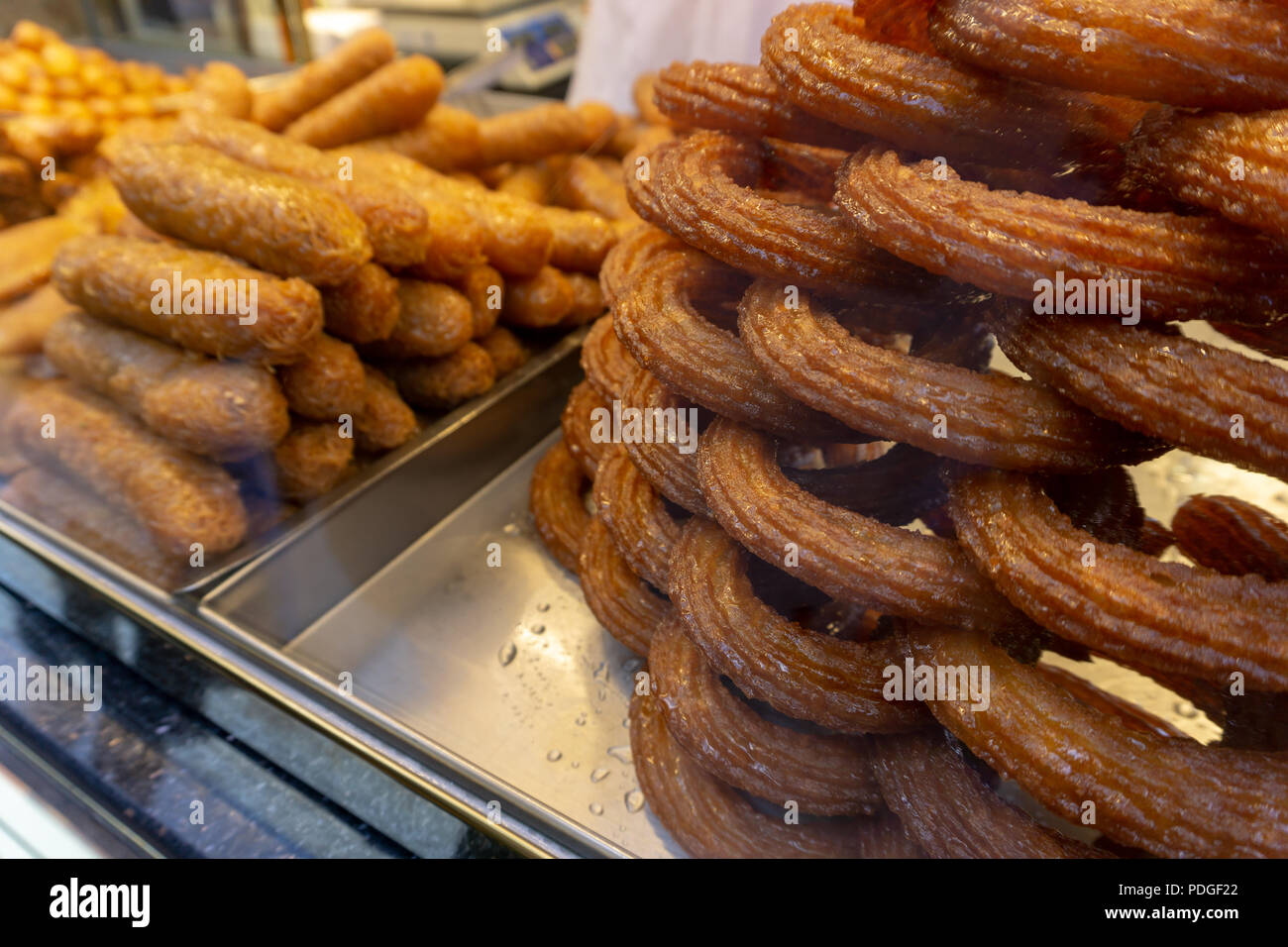 Un dessert turc d'origine "Halka" (signifie 'Cercle' en anglais) qui est bon marché et de délicieuses pâtisseries turques en option. Banque D'Images