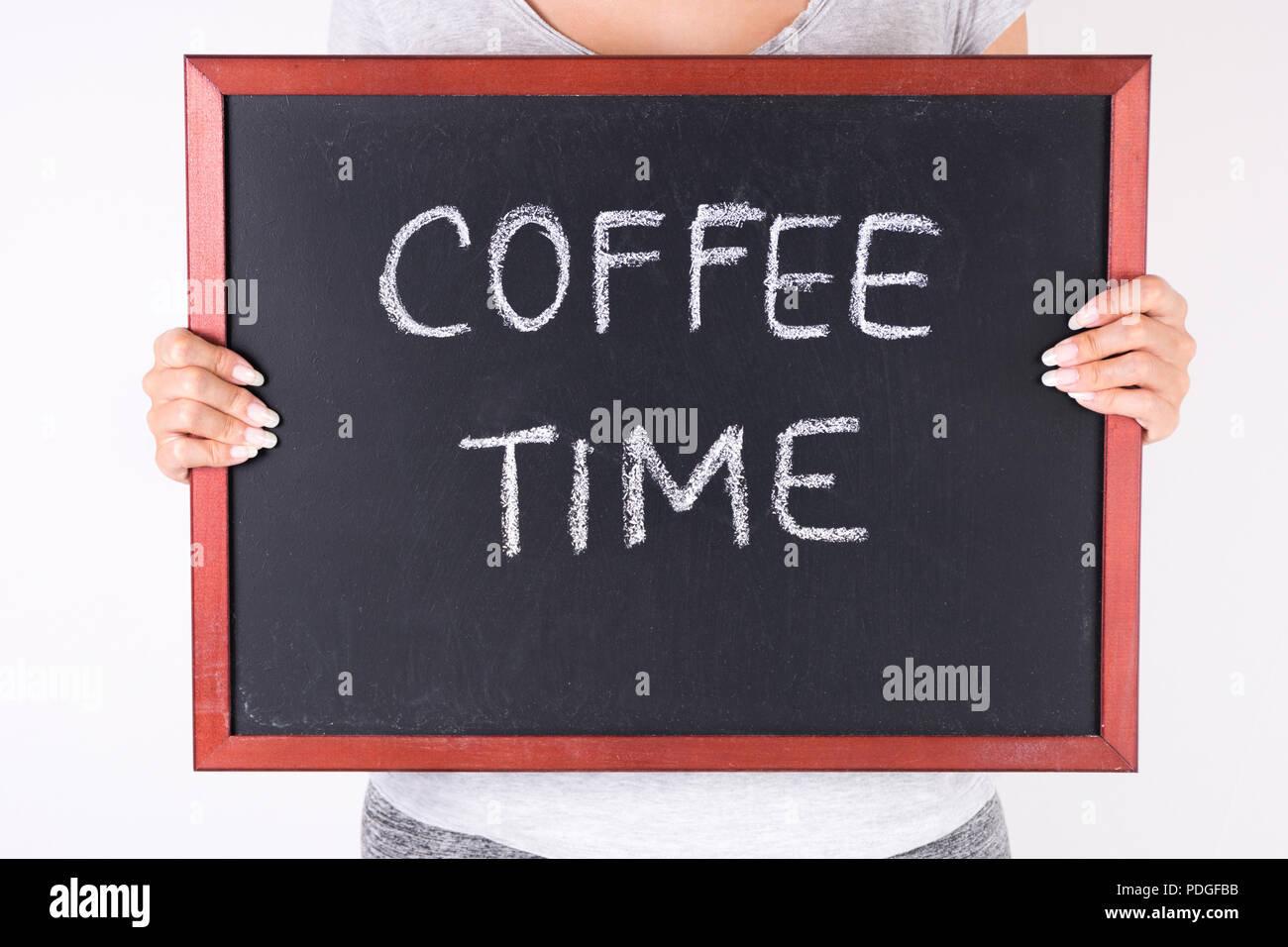 Tableau noir avec une craie femelle holding Coffee Time texte isolé sur fond blanc. Close up, selective focus Banque D'Images