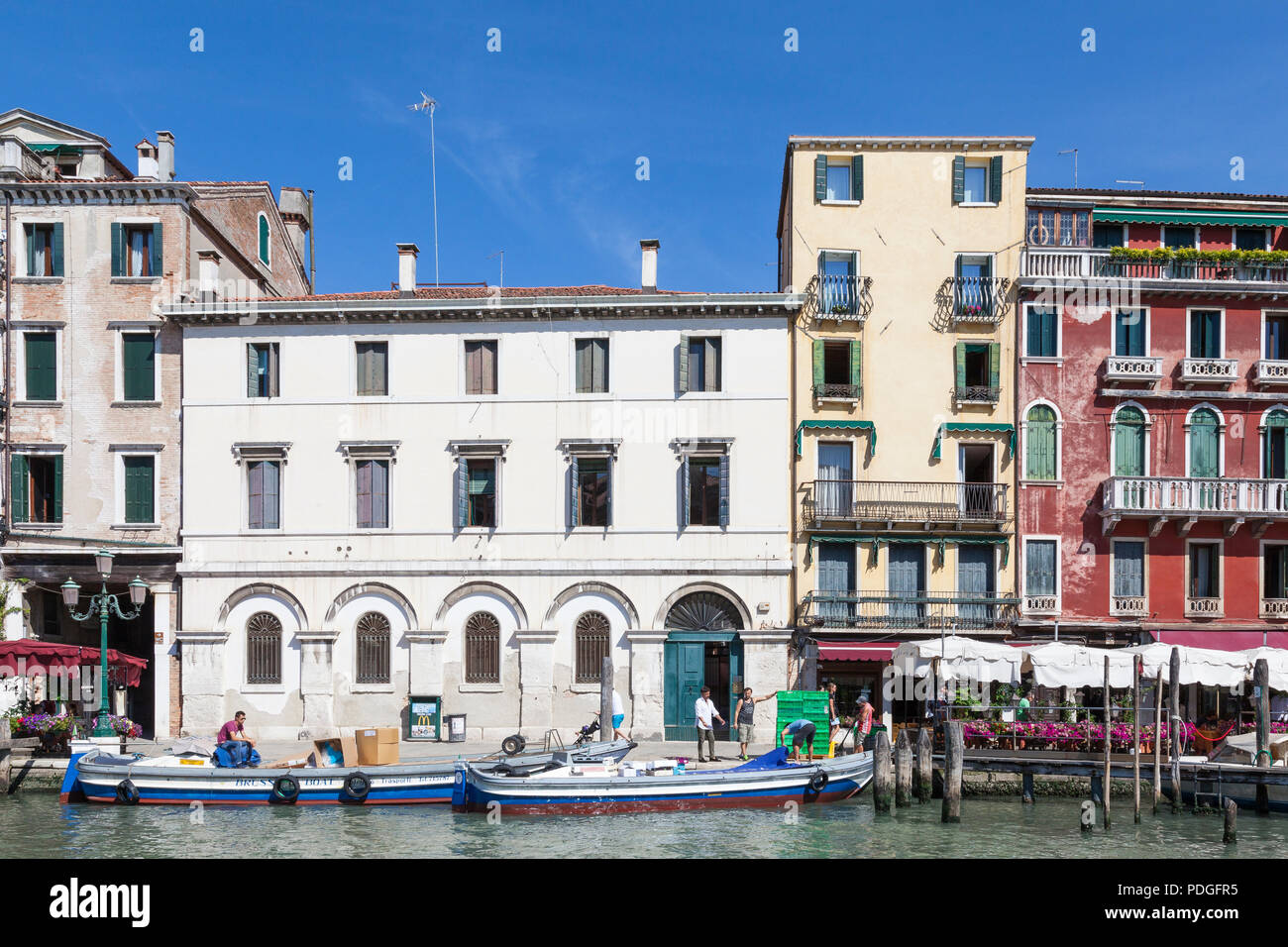 Casa Bisognini, Riva del Vin, Grand canal, San Polo, Venise, Vénétie, Italie avec deux bateaux de travail fournitures de déchargement à l'avant-plan Banque D'Images