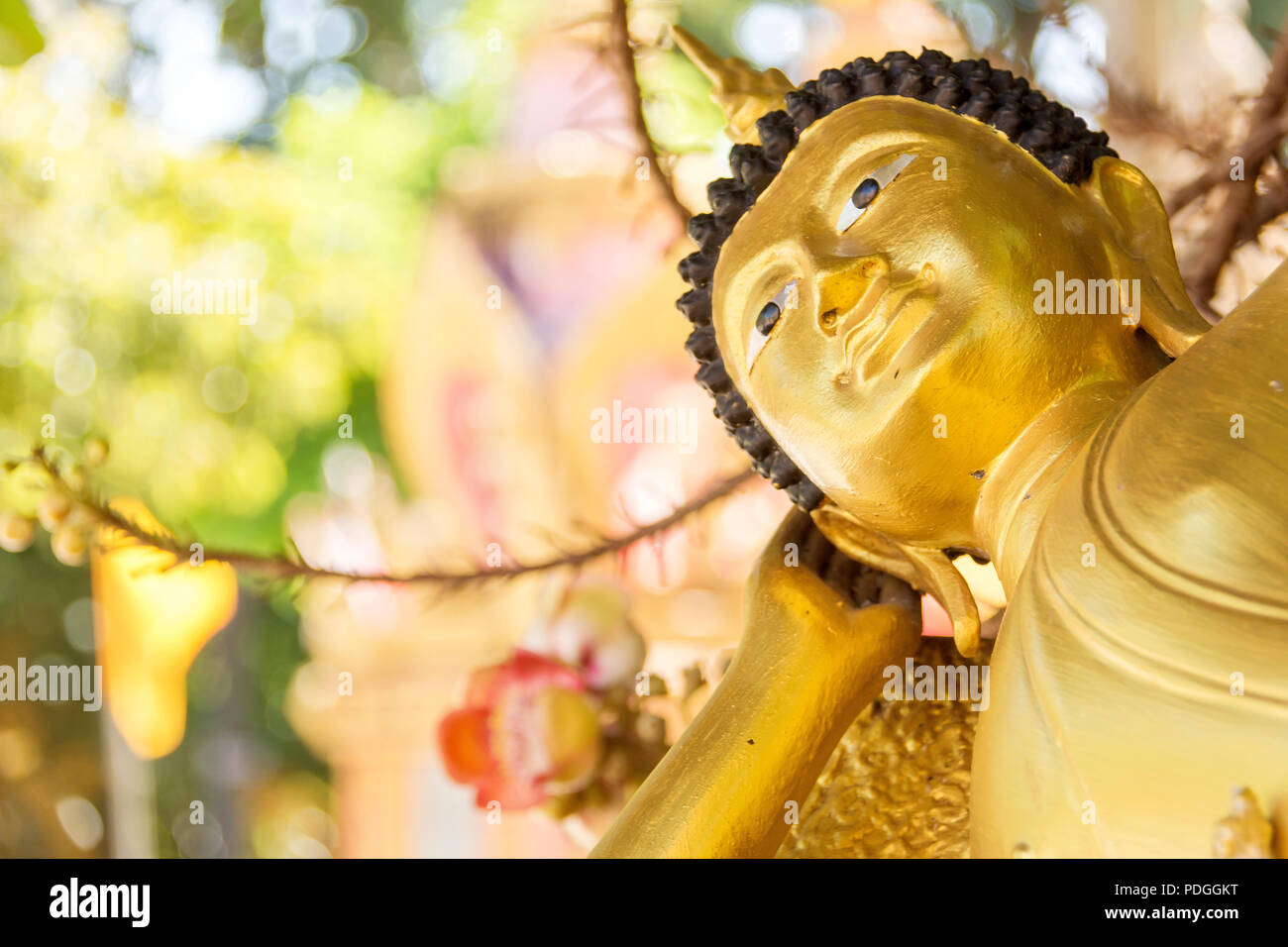 Golden buddha allongé à Ubon Ratchathani, en Thaïlande. La province d'Ubon Ratchathani est dans le nord-est (ISAN) de la Thaïlande. Banque D'Images