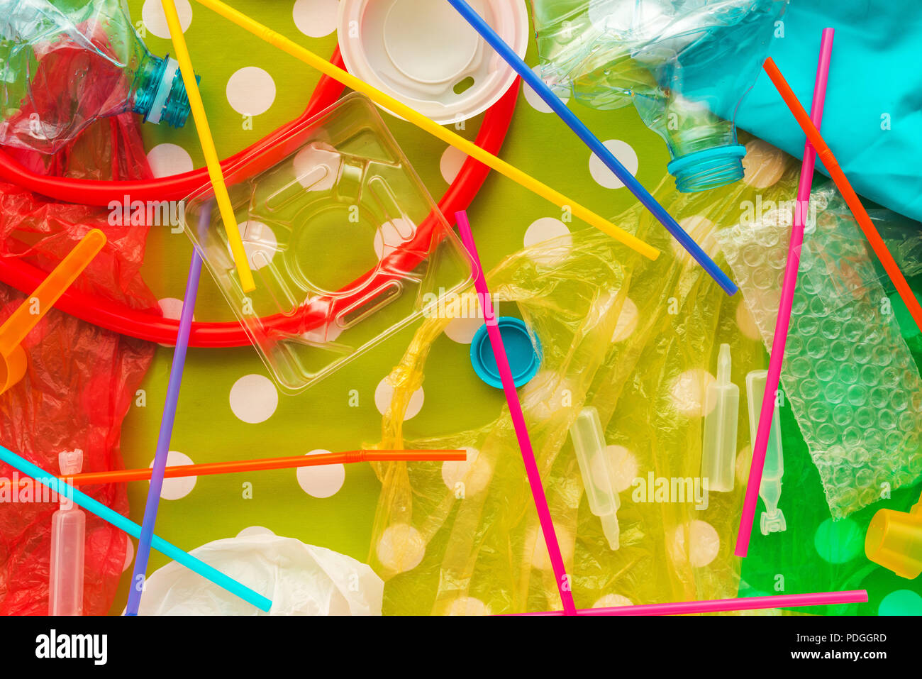 Déchets et ordures en plastique coloré pile, conceptual image de la pollution de l'environnement et à la consommation Banque D'Images