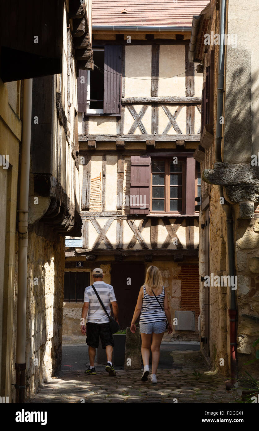 Tourist couple explorer les rues étroites de la vieille ville médiévale de Bergerac, Bergerac, Dordogne, France Europe Banque D'Images