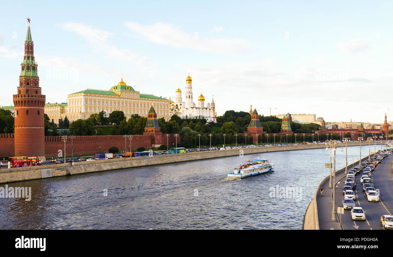 Le Kremlin de Moscou et la rivière avec les bateaux de plaisance Banque D'Images