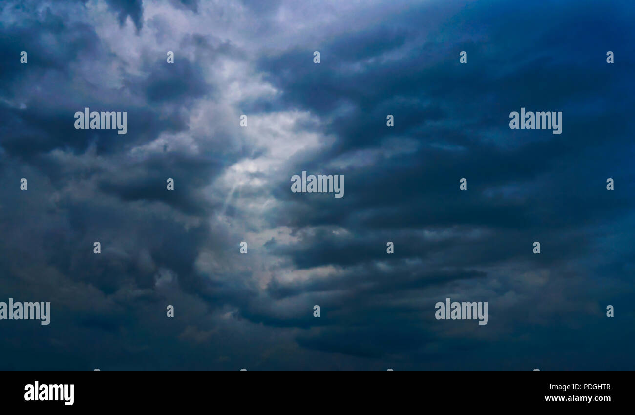 Montréal, Canada, le 6 août 2018.Dark storm clouds gathering Crédit frais généraux.Mario Beauregard/Alamy Live News Banque D'Images