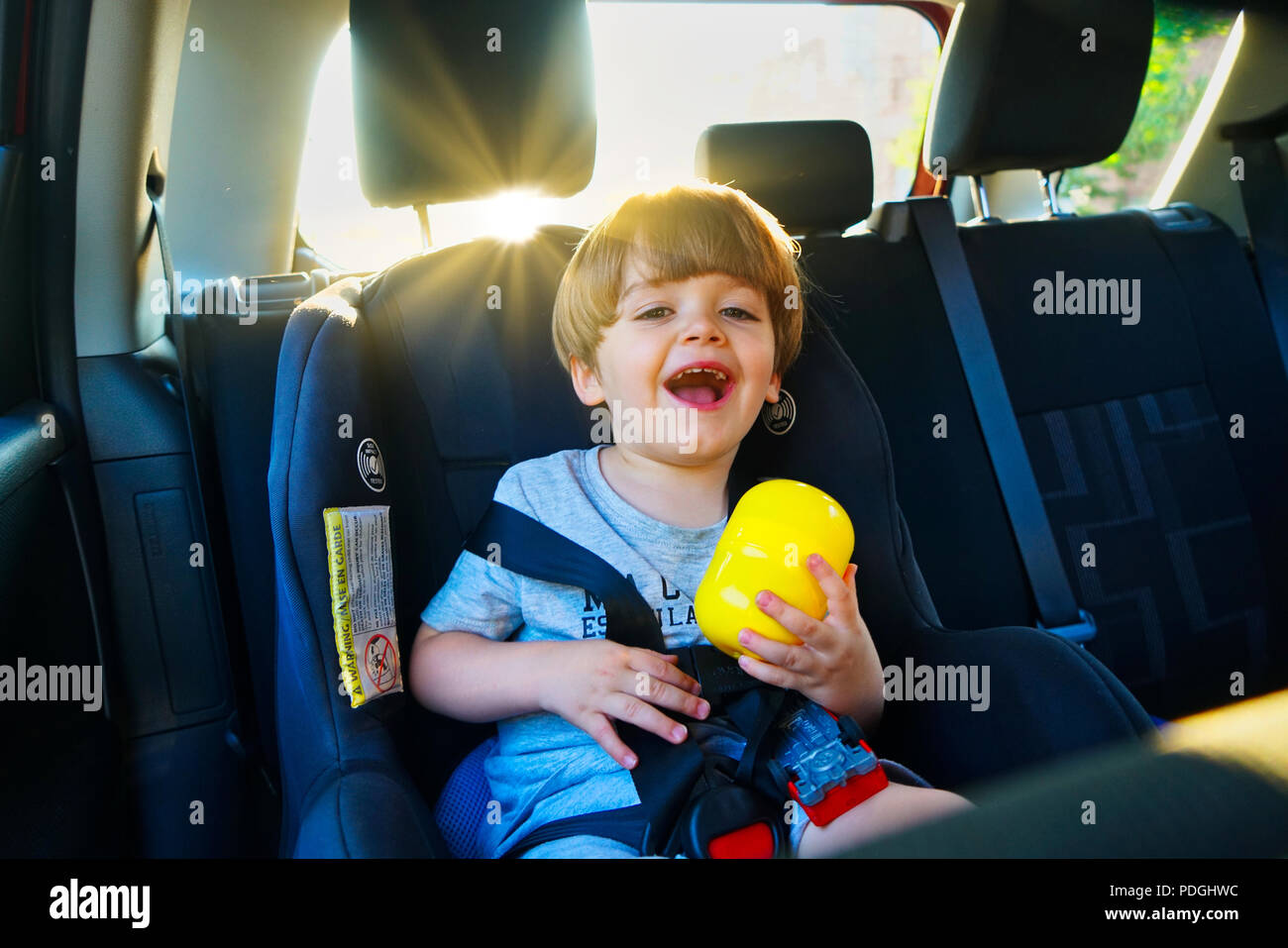 Montréal, Canada, le 4 août 2018. Young boy smiling in car seat.Credit:Mario Beauregard/Alamy Live News Banque D'Images
