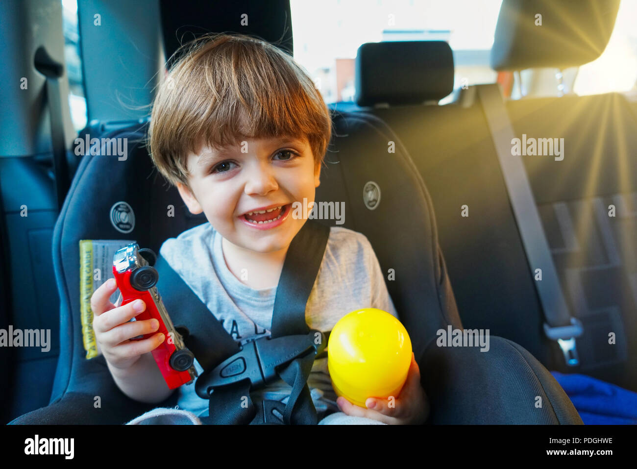 Montréal, Canada, le 4 août 2018. Young boy smiling in car seat.Credit:Mario Beauregard/Alamy Live News Banque D'Images