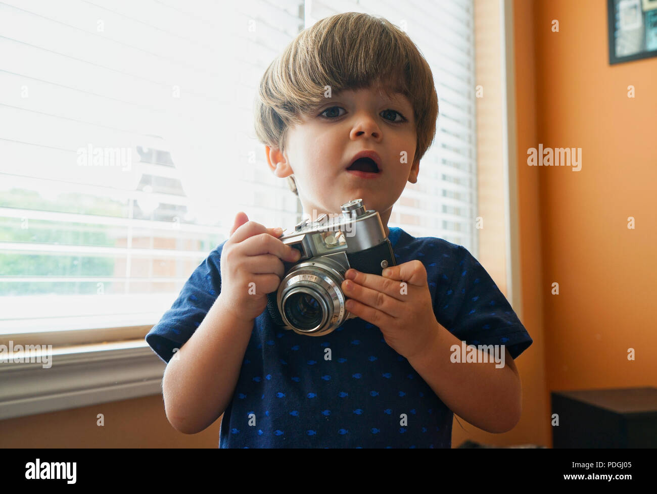 Montréal, Canada, le 5 août 2018.Jeune garçon tenant un appareil photo vintage.Credit:Mario Beauregard/Alamy Live News Banque D'Images