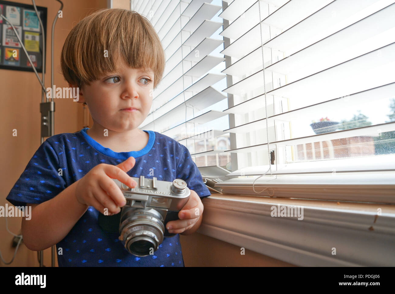Montréal, Canada, le 5 août 2018.Jeune garçon tenant un appareil photo vintage.Credit:Mario Beauregard/Alamy Live News Banque D'Images