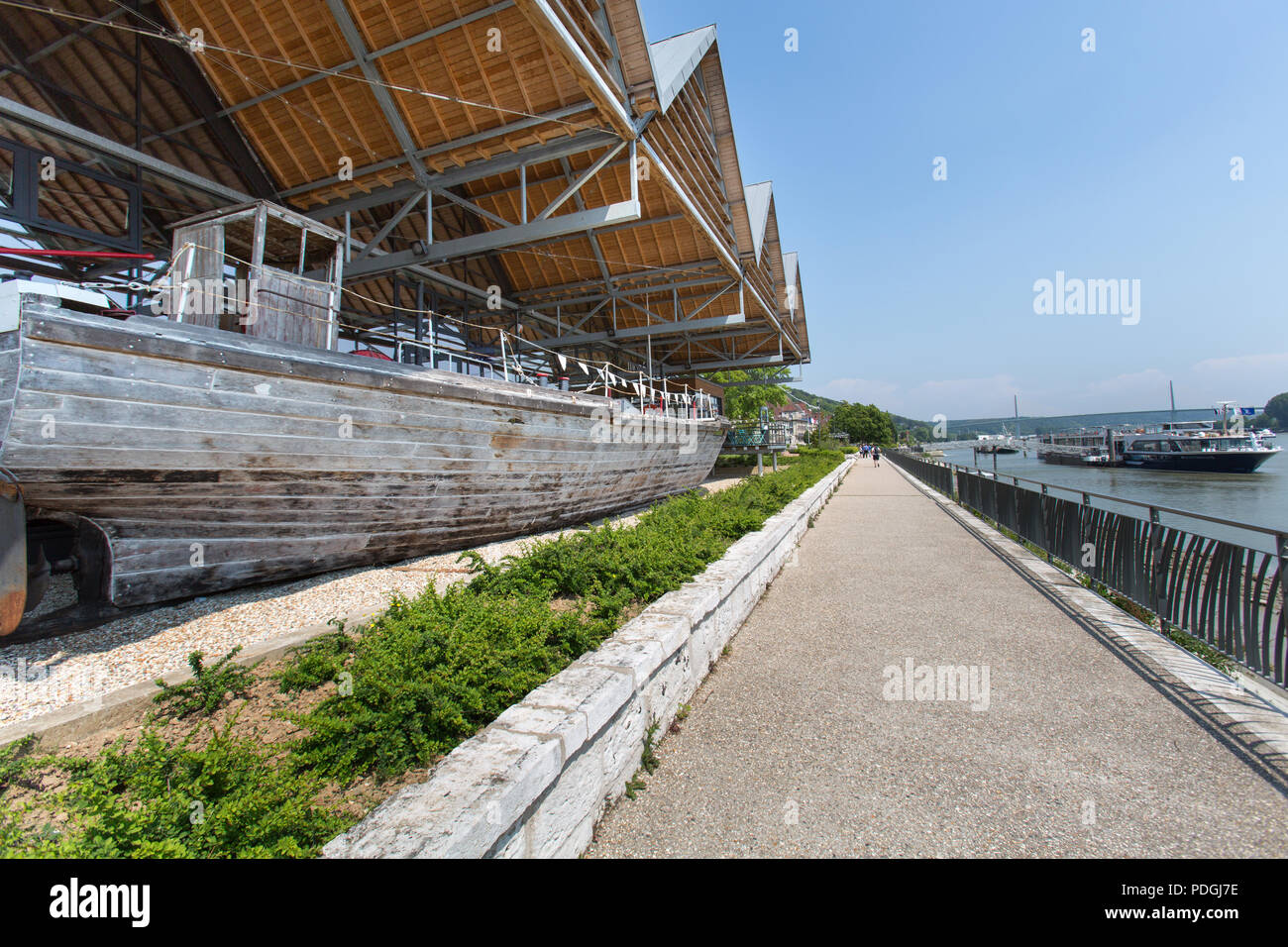Ville de Caudebec-en-Caux, France. Vue pittoresque de la Seine Musée maritime sur le quai de la Seine, à Caudebec-en-Caux. Banque D'Images Ville de Caudebec-en-Caux, France. Vue pittoresque de la Seine Musée maritime sur le quai de la Seine, à Caudebec-en-Caux. Banque D'Images