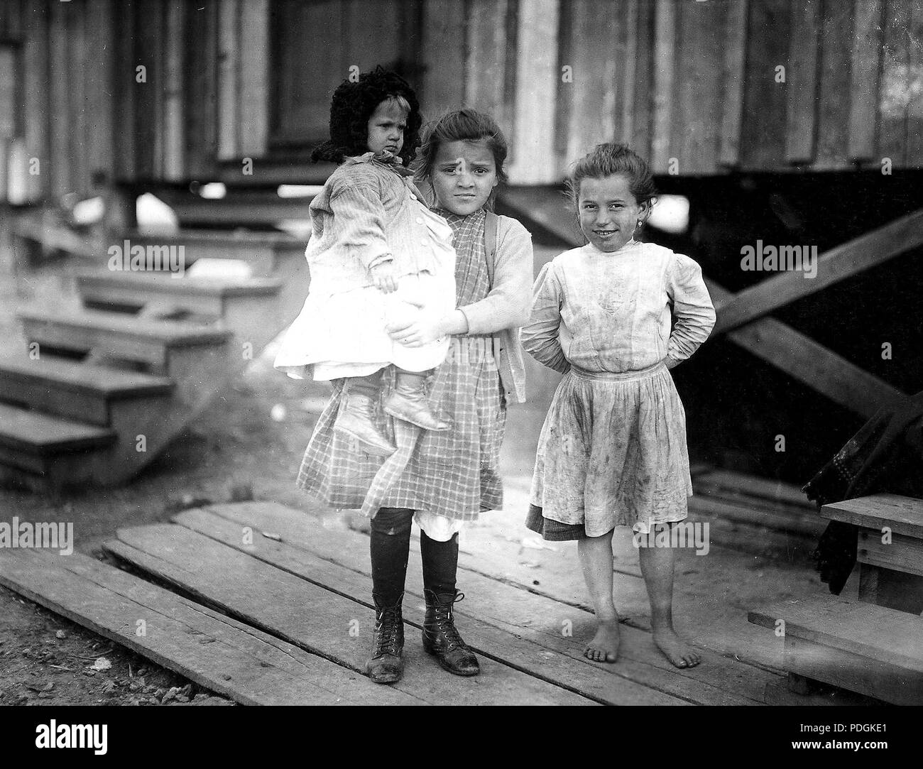 Millie, (environ 7 ans) et Mary John (avec bébé) 8 ans. À la fois ouvrir les huîtres. C'est Mary's deuxième année, Février 1911 Banque D'Images