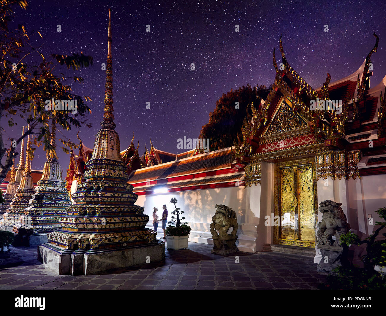 Jeune couple dans la région de temple bouddhiste Wat Pho à Bangkok au ciel étoilé nuit magique au contexte en Thaïlande Banque D'Images