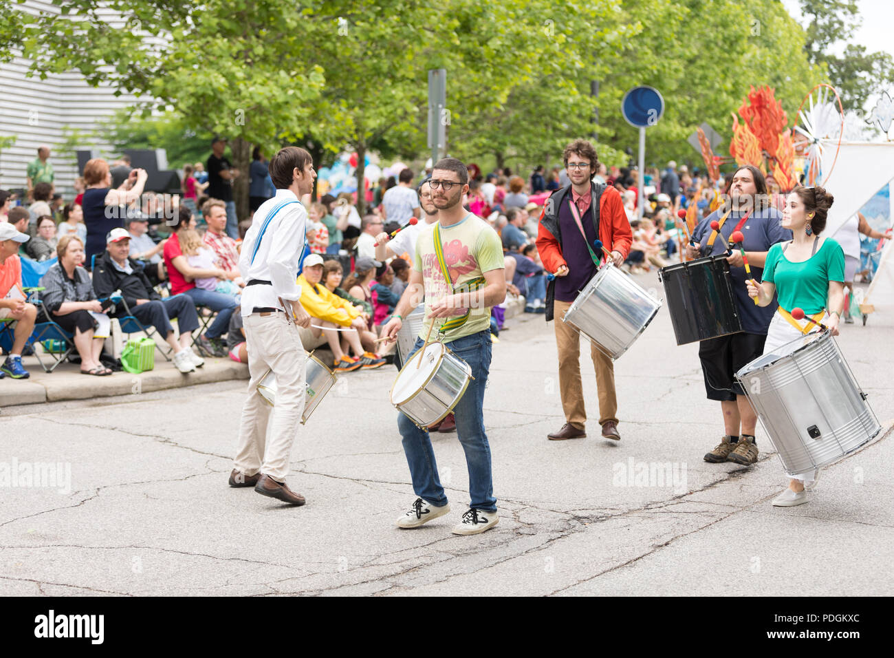 Cleveland, Ohio, USA - 9 juin 2018 un groupe de batteurs à l'art abstrait Défilé du festival Le Cercle Banque D'Images