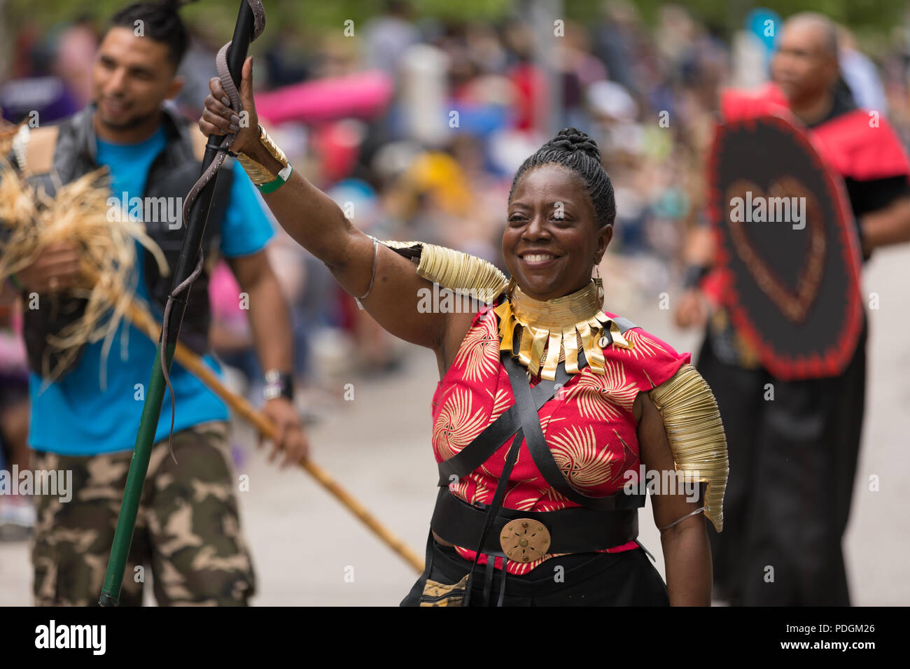 Cleveland, Ohio, USA - 9 juin 2018 les femmes et les hommes africains-américains portent des tenues des Black Panthers, à l'art abstrait Défilé du festival Le Cercle Banque D'Images