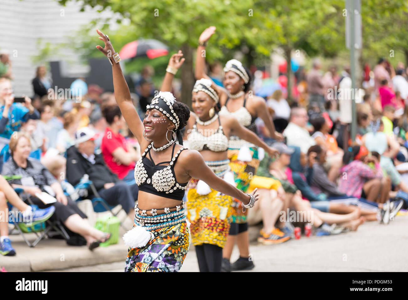 Cleveland, Ohio, USA - 9 juin 2018 Les femmes exécutent une danse africaine à l'art abstrait Défilé du festival Le Cercle Banque D'Images