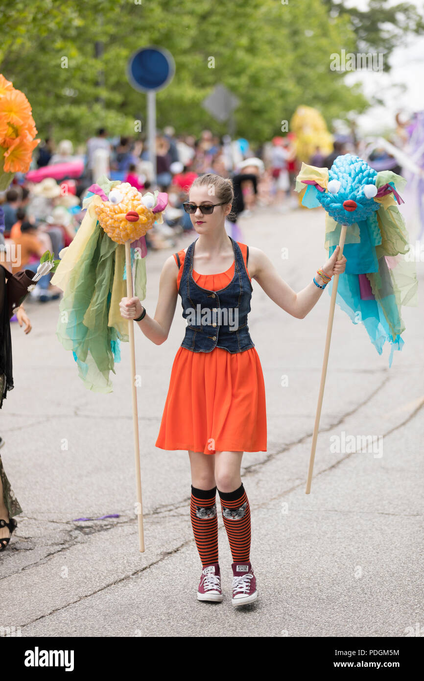 Cleveland, Ohio, USA - juin 9, 2018 Jeune femme tenant deux poissons comme l'art pices à l'art abstrait Défilé du festival Le Cercle Banque D'Images