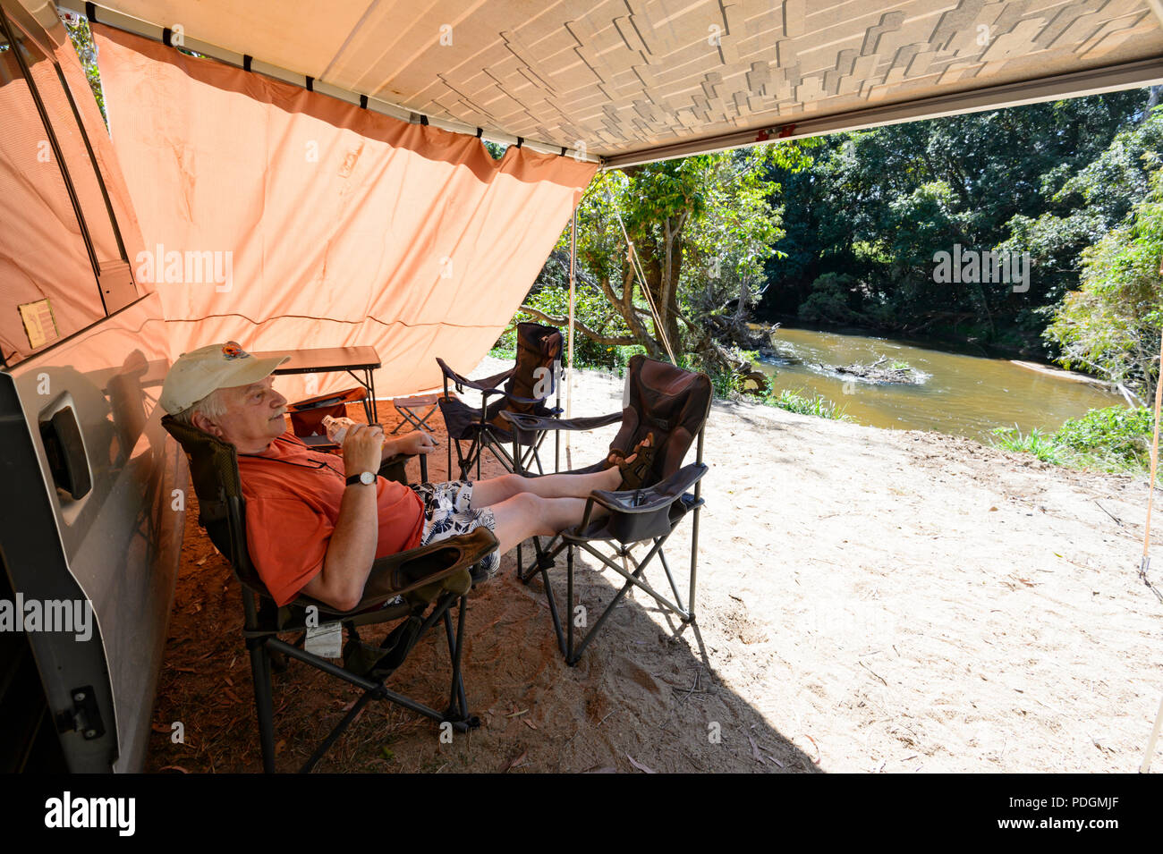 Camping-mâles à se détendre sous un auvent camping au bord de la rivière Barron, Biboohra, Far North Queensland, Queensland, Australie, FNQ Banque D'Images