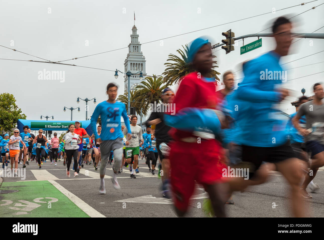 Les coureurs pour 5K Race au point de départ, avec en arrière-plan le Ferry Building, San Francisco Marathon 2018, en Californie, aux États-Unis. Banque D'Images