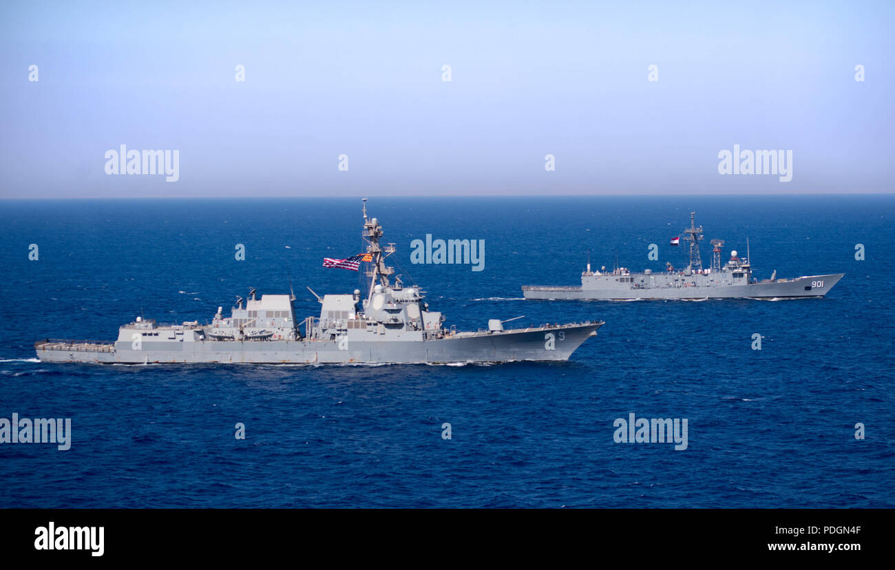 180802-N-UX013-1195 MER ROUGE (Aug 2, 2018) l'USS destroyer lance-missiles Jason Dunham (DDG 109), à gauche, à côté de la vapeur la Force navale égyptienne (ENF) frégate lance-missiles Sharm El-Sheikh (FFG) pendant l'exercice 901 18 Salut Eagle. Salut Eagle 18 est un exercice avec l'ENF menée pour améliorer l'interopérabilité et l'état de préparation au combat, fortifier les relations militaires et de faire progresser les capacités opérationnelles de l'ensemble des unités participantes. Jason Dunham est déployé sur le 5e flotte américaine zone d'opérations à l'appui des opérations navales pour assurer stabilité et maritime ni Banque D'Images