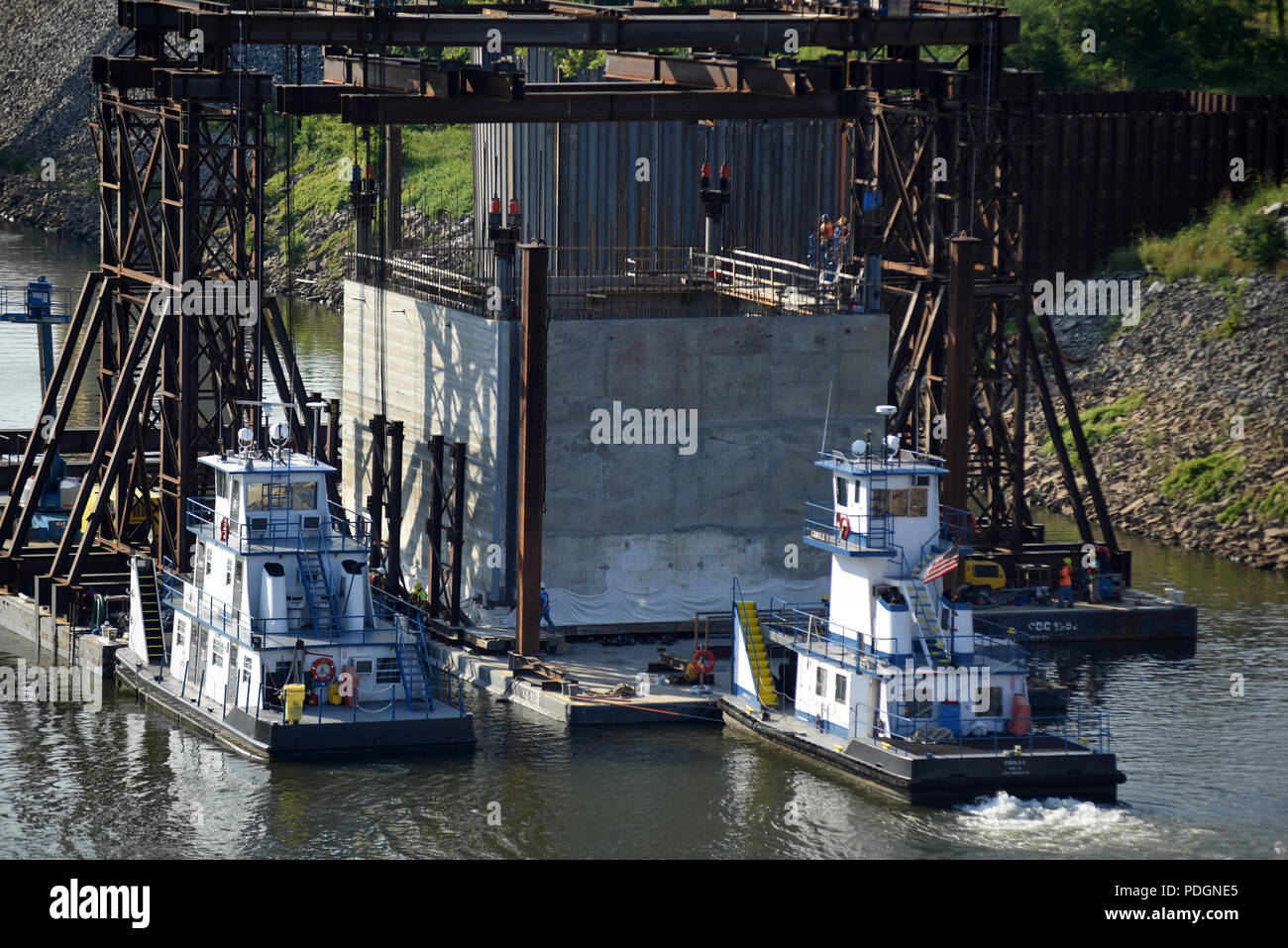 Une coque en béton de 1,3 million pound est déplacé à un portique, 2 août 2018 en aval du verrou du Kentucky à Grand Rivers, Ky. Le U.S. Army Corps of Engineers du District de Nashville et entrepreneur, Johnson Brothers, se préparaient à le placer sur le lit où il fera partie d'un batardeau et éventuellement une partie permanente de la nouvelle écluse paroi pour le Kentucky Lock plus Projet. C'est le premier de 10 obus qui sera placé au cours de la prochaine année. Le verrou est situé au Kentucky Dam, qui est un projet à l'autorité de la vallée du Tennessee Tennessee River mile 22.4. (Photo par USACE Leon Roberts) Banque D'Images