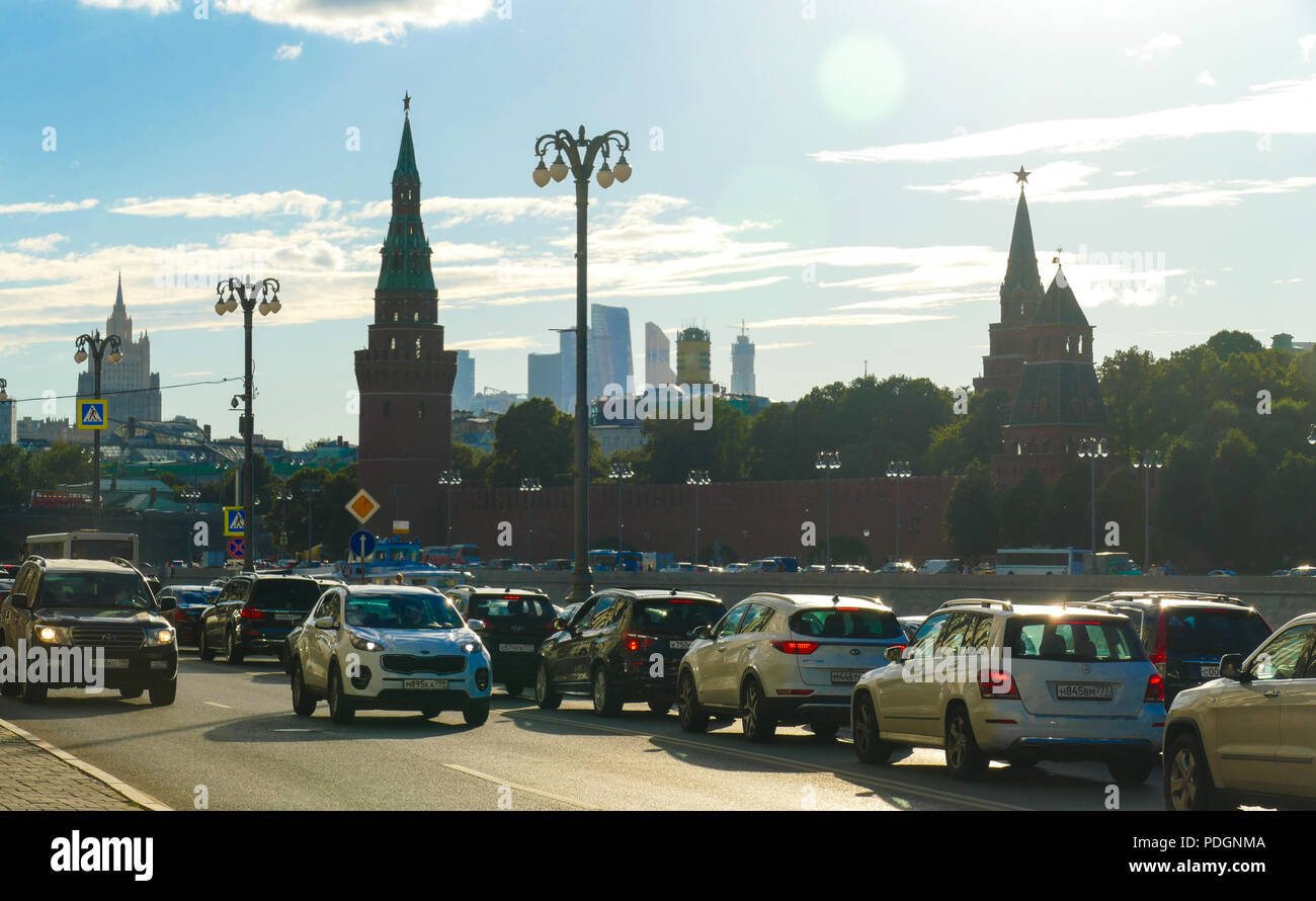 Remblai Kremlin en été et auto Banque D'Images